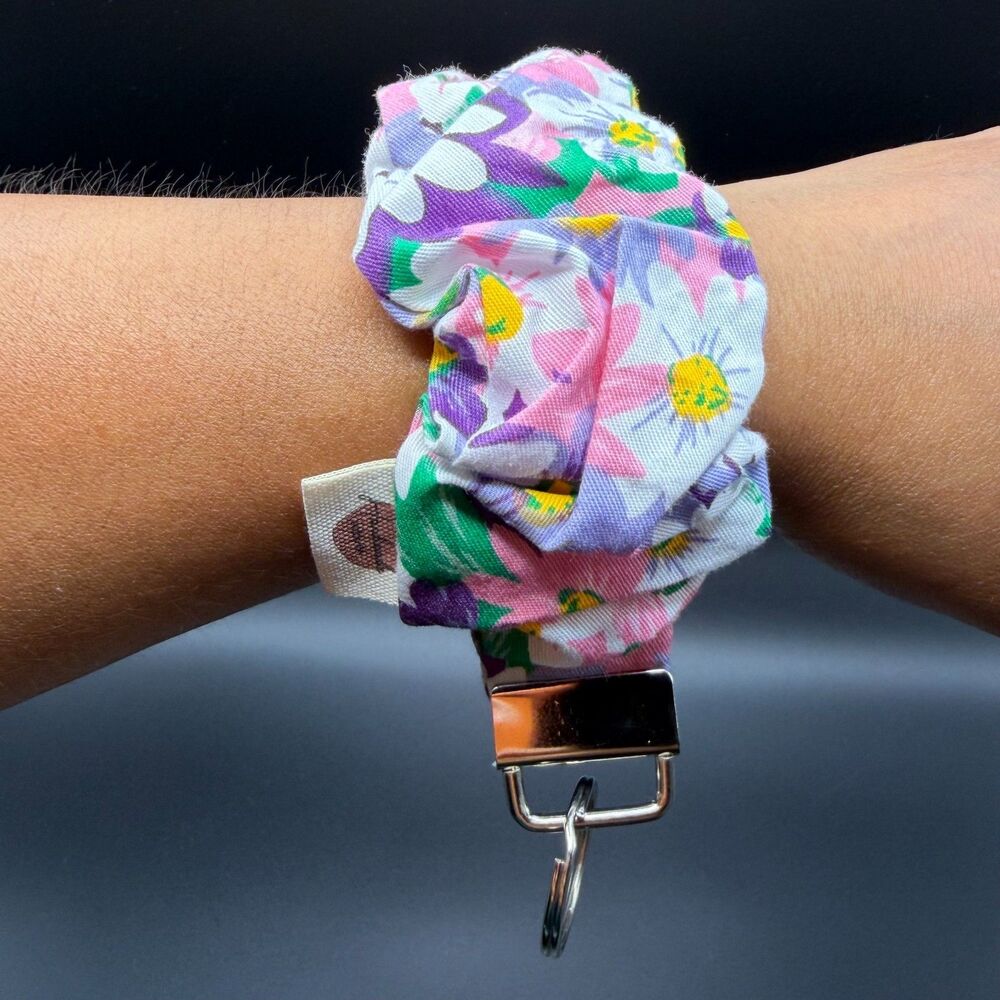 Handmade One Size Scrunchie Key Fob Wristlet Womens Purple Floral Cotton KeyRing